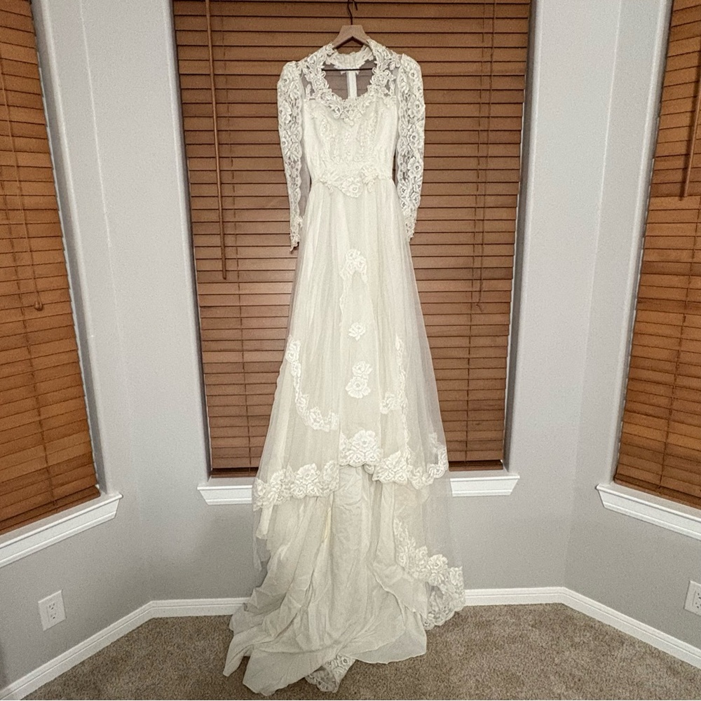 Vintage Wedding Dress, Union Made ILGWU, Queen Anne Neckline, Long Sleeve, Train